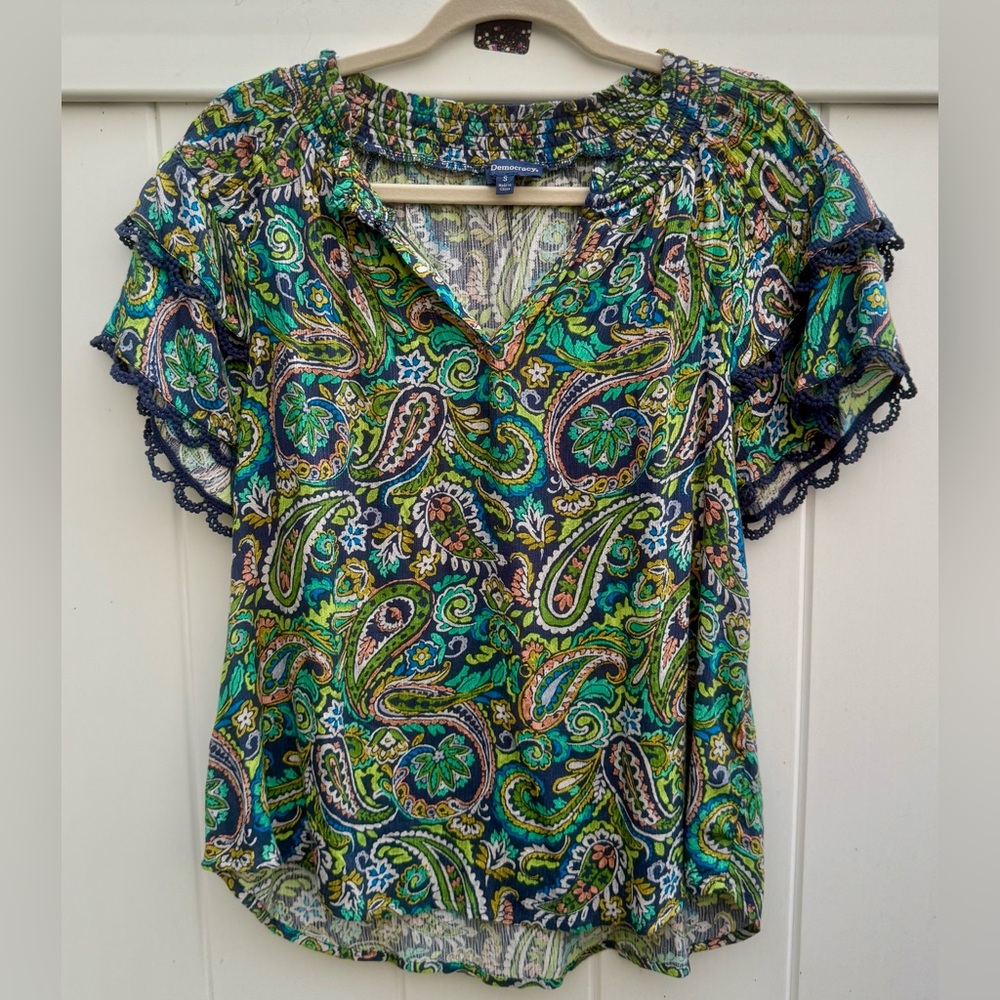 Democracy Short Sleeve Floral And Paisley Print V-Neck Top, Size Small, NWOT